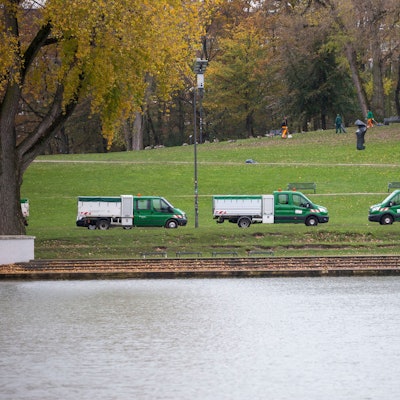 Saubermachen am Aachener Weiher: Das Grünflächenamt entsendete mehrere Dutzend Mitarbeitende in den Hiroshima-Nagasaki-Park.