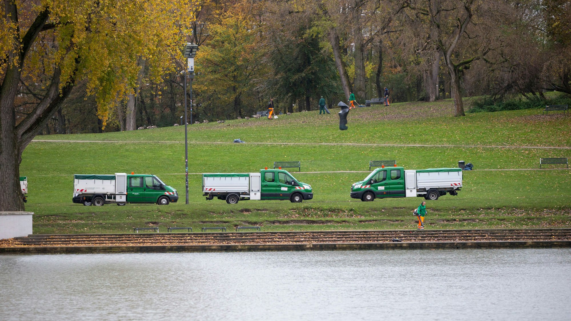 Saubermachen am Aachener Weiher: Das Grünflächenamt entsendete mehrere Dutzend Mitarbeitende in den Hiroshima-Nagasaki-Park.