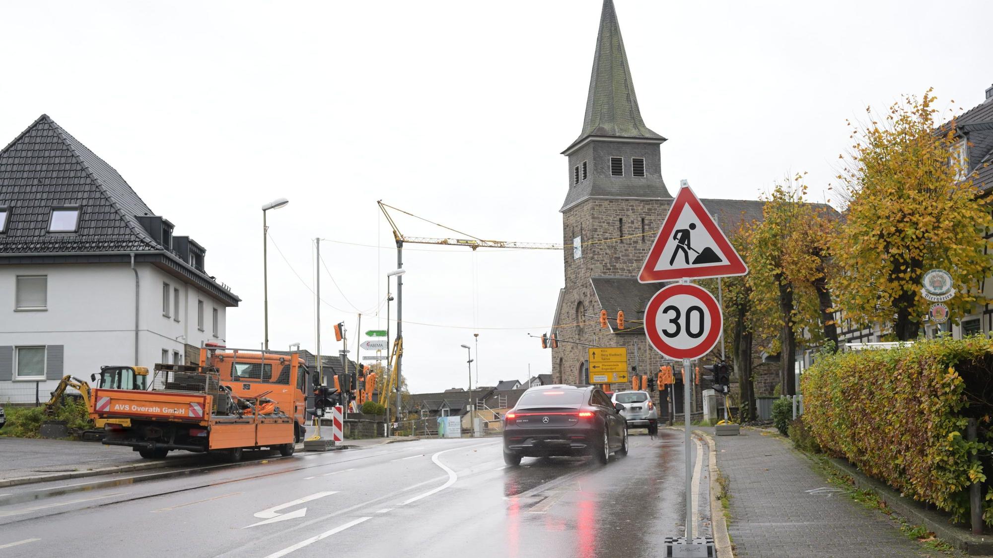 Das Foto zeigt die Baustellenampel an der Wipperfürther Straße in Biesfeld