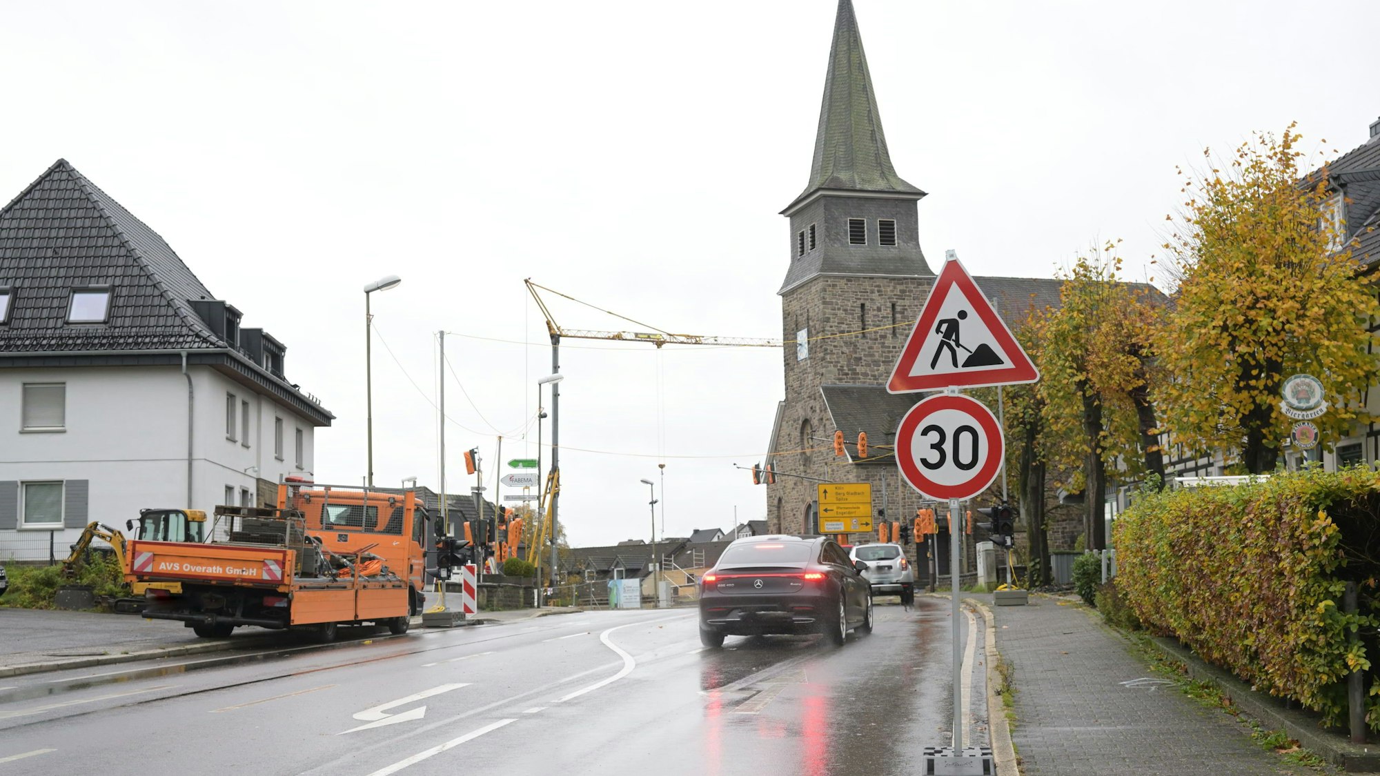 Das Foto zeigt die Baustellenampel an der Wipperfürther Straße in Biesfeld
