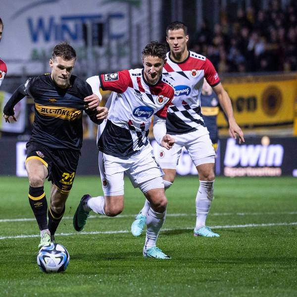 DFL3, FC Viktoria Koeln - Dynamo Dresden Tom Zimmerschied Dynamo Dresden, 22 setzt sich gegen David Kubatta FC Viktoria Koeln, 39 und Jonah Sticker FC Viktoria Koeln, 33 durch DFL3, FC Viktoria Koeln - Dynamo Dresden 15. Spieltag am 10.11.2023 im Sportpark Hoehenberg in Koeln. DFL REGULATIONS PROHIBIT ANY USE OF PHOTOGRAPHS AS IMAGE SEQUENCES AND/OR QUASI-VIDEO. *** DFL3, FC Viktoria Koeln Dynamo Dresden Tom Zimmerschied Dynamo Dresden, 22 wins against David Kubatta FC Viktoria Koeln, 39 and Jonah Sticker FC Viktoria Koeln, 33 DFL3, FC Viktoria Koeln Dynamo Dresden 15 Matchday on 10 11 2023 at Sportpark Hoehenberg in Koeln DFL REGULATIONS PROHIBIT ANY USE OF PHOTOGRAPHS AS IMAGE SEQUENCES AND OR QUASI VIDEO Copyright: xBEAUTIFULxSPORTS/AxelxKohringx