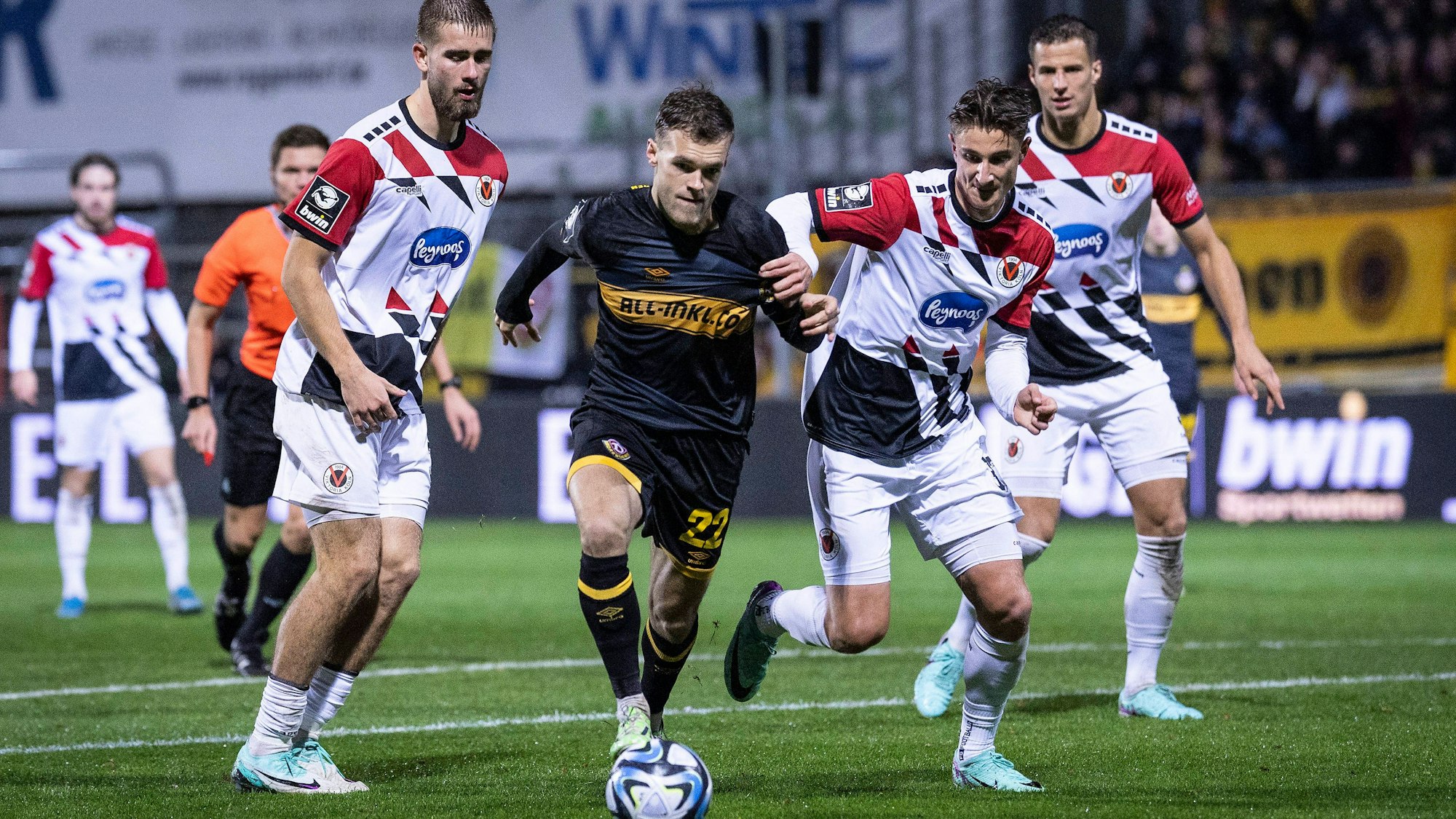 DFL3, FC Viktoria Koeln - Dynamo Dresden Tom Zimmerschied Dynamo Dresden, 22 setzt sich gegen David Kubatta FC Viktoria Koeln, 39 und Jonah Sticker FC Viktoria Koeln, 33 durch DFL3, FC Viktoria Koeln - Dynamo Dresden 15. Spieltag am 10.11.2023 im Sportpark Hoehenberg in Koeln. DFL REGULATIONS PROHIBIT ANY USE OF PHOTOGRAPHS AS IMAGE SEQUENCES AND/OR QUASI-VIDEO. *** DFL3, FC Viktoria Koeln Dynamo Dresden Tom Zimmerschied Dynamo Dresden, 22 wins against David Kubatta FC Viktoria Koeln, 39 and Jonah Sticker FC Viktoria Koeln, 33 DFL3, FC Viktoria Koeln Dynamo Dresden 15 Matchday on 10 11 2023 at Sportpark Hoehenberg in Koeln DFL REGULATIONS PROHIBIT ANY USE OF PHOTOGRAPHS AS IMAGE SEQUENCES AND OR QUASI VIDEO Copyright: xBEAUTIFULxSPORTS/AxelxKohringx