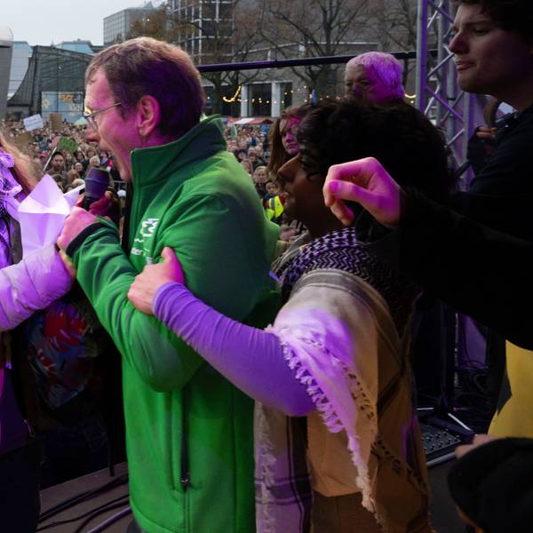 Erjan Dam (M.) und Greta Thunberg streiten am Sonntag (12. November) bei der Klima-Demo in Amsterdam ums Mikrofon.
