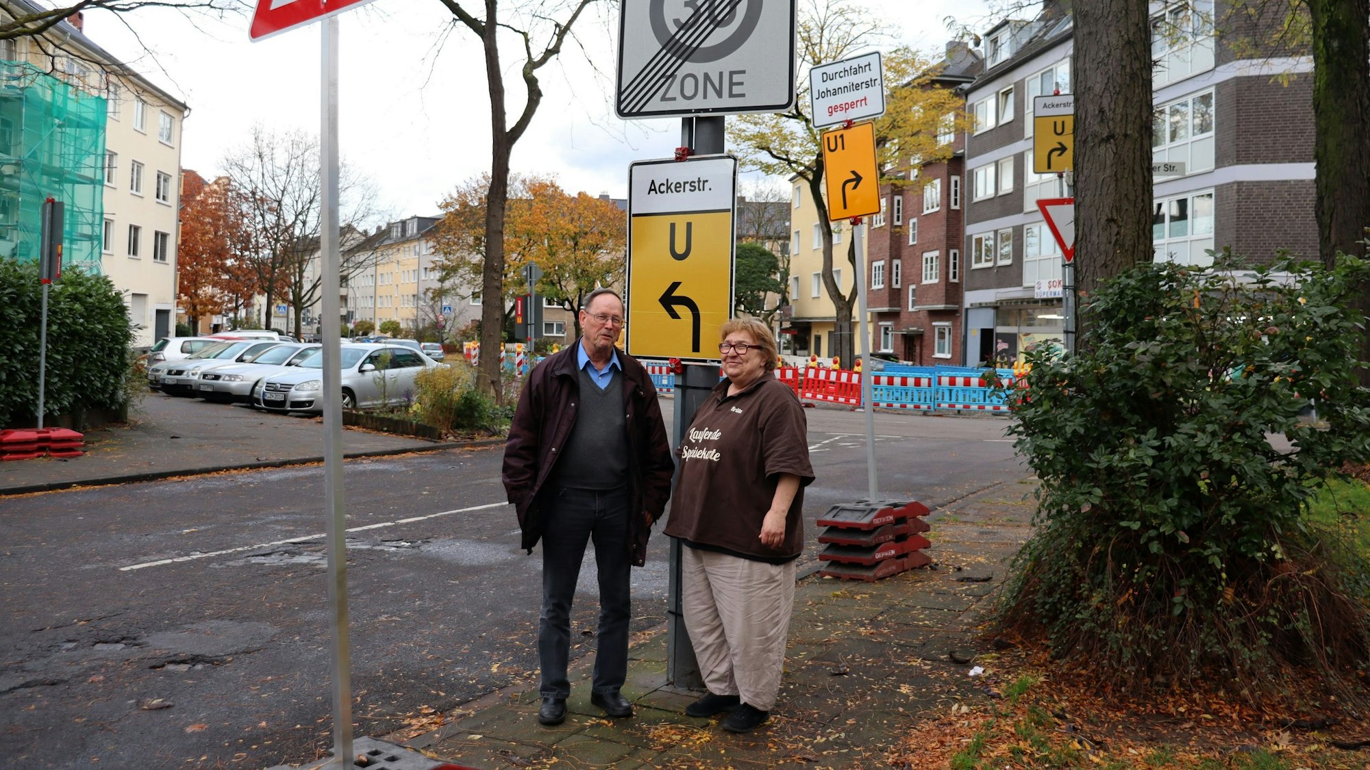 Günter Pröhl und Britta Issiz sehen die Umgestaltung des Platzes nicht nur positiv. Foto: Uwe Schäfer