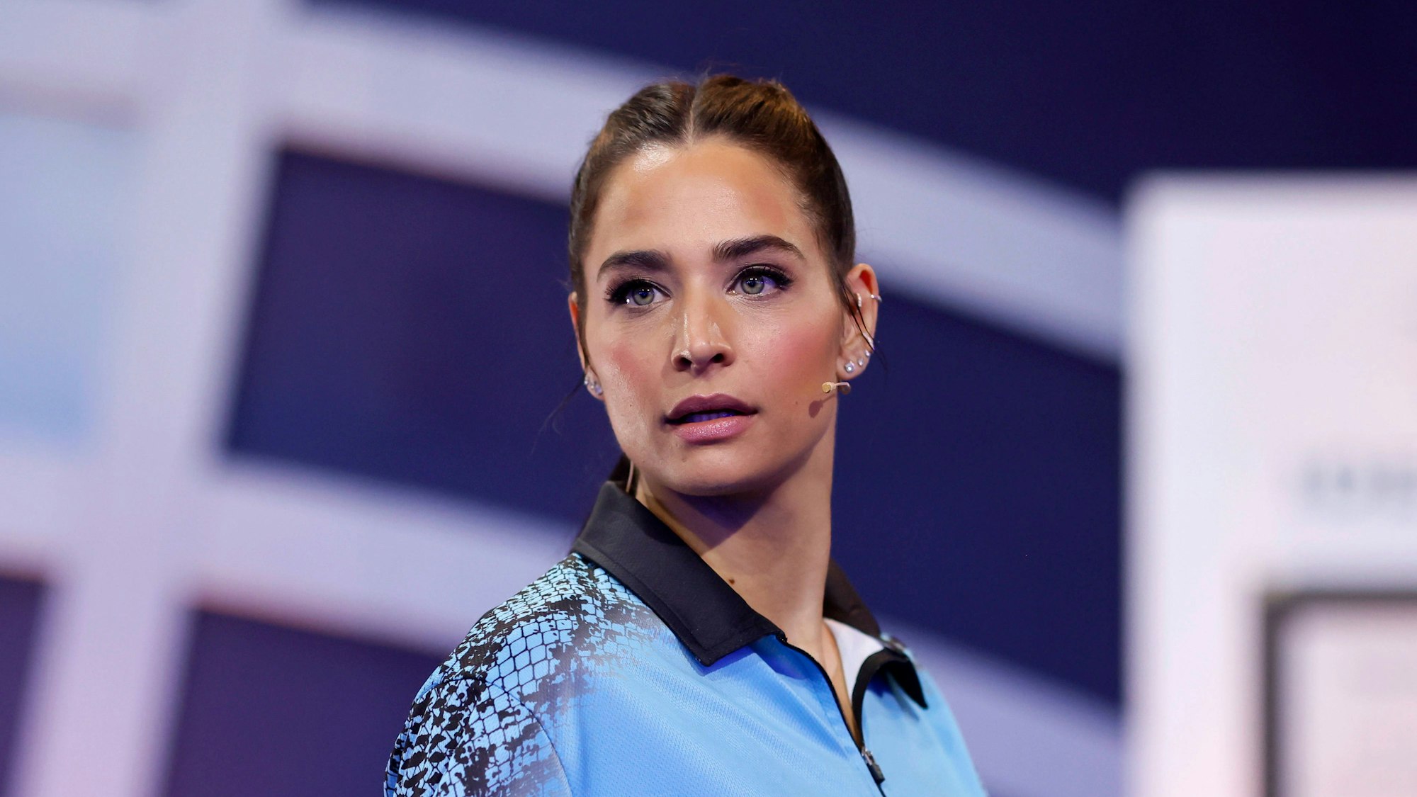 Moderatorin Amira Pocher bei der Promi-Darts-WM 2023 im Maritim Hotel Düsseldorf.