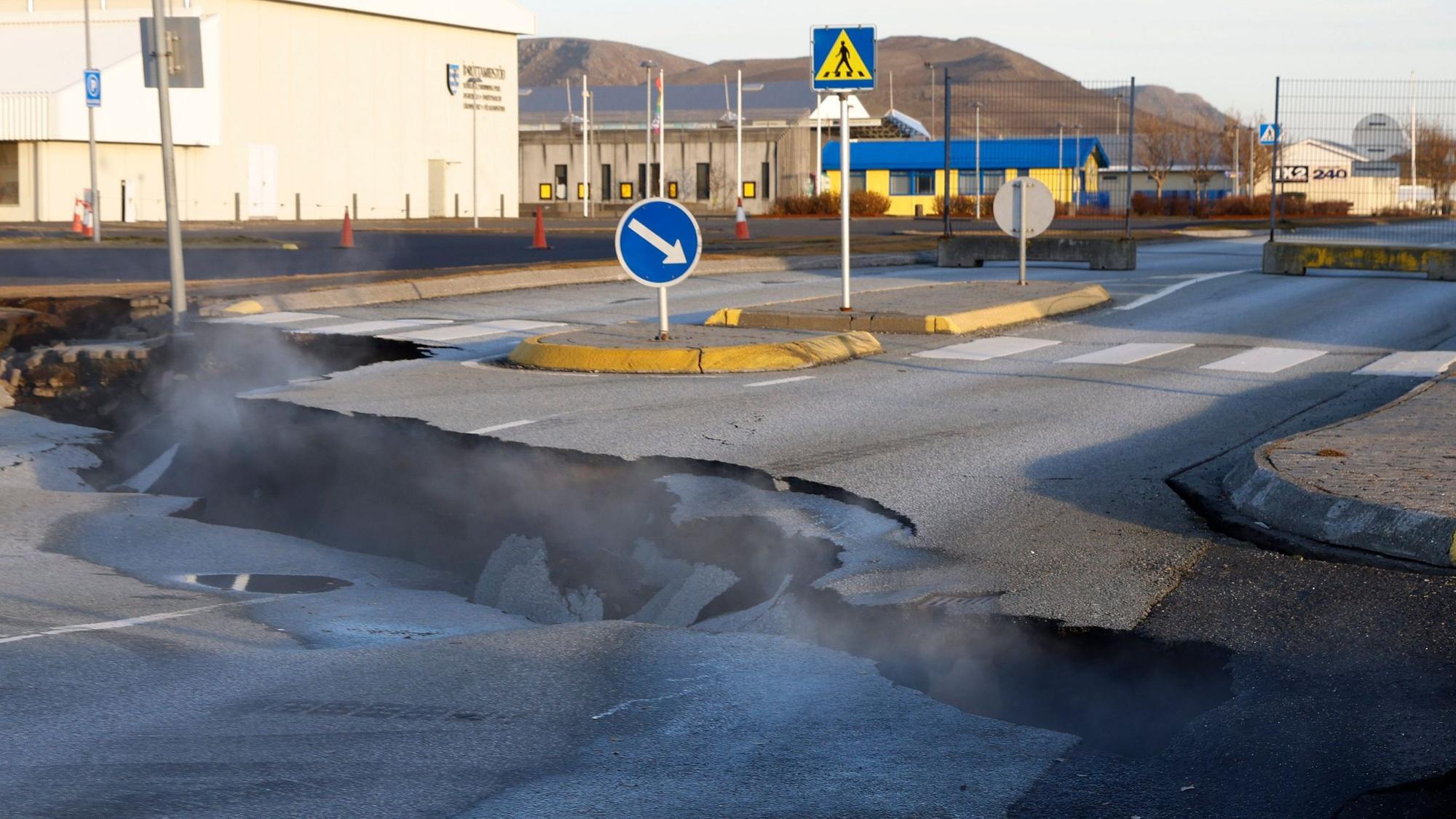 Bevorstehender Vulkanausbruch auf Island: Die Straßen in Grindavík sind durch die Aktivitäten des Magmatunnels schwer beschädigt, ein großer Erdspalt hat sich im Ortszentrum aufgetan.