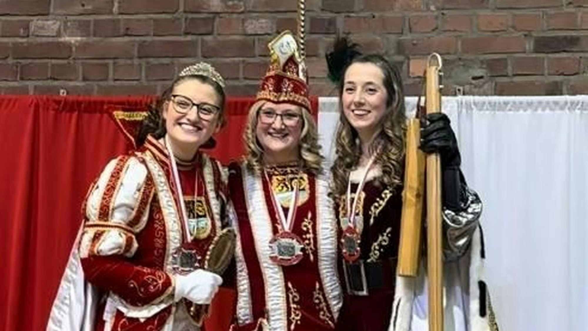 Das Bild zeigt das Vussemer Dreigestirn auf der Bühne.