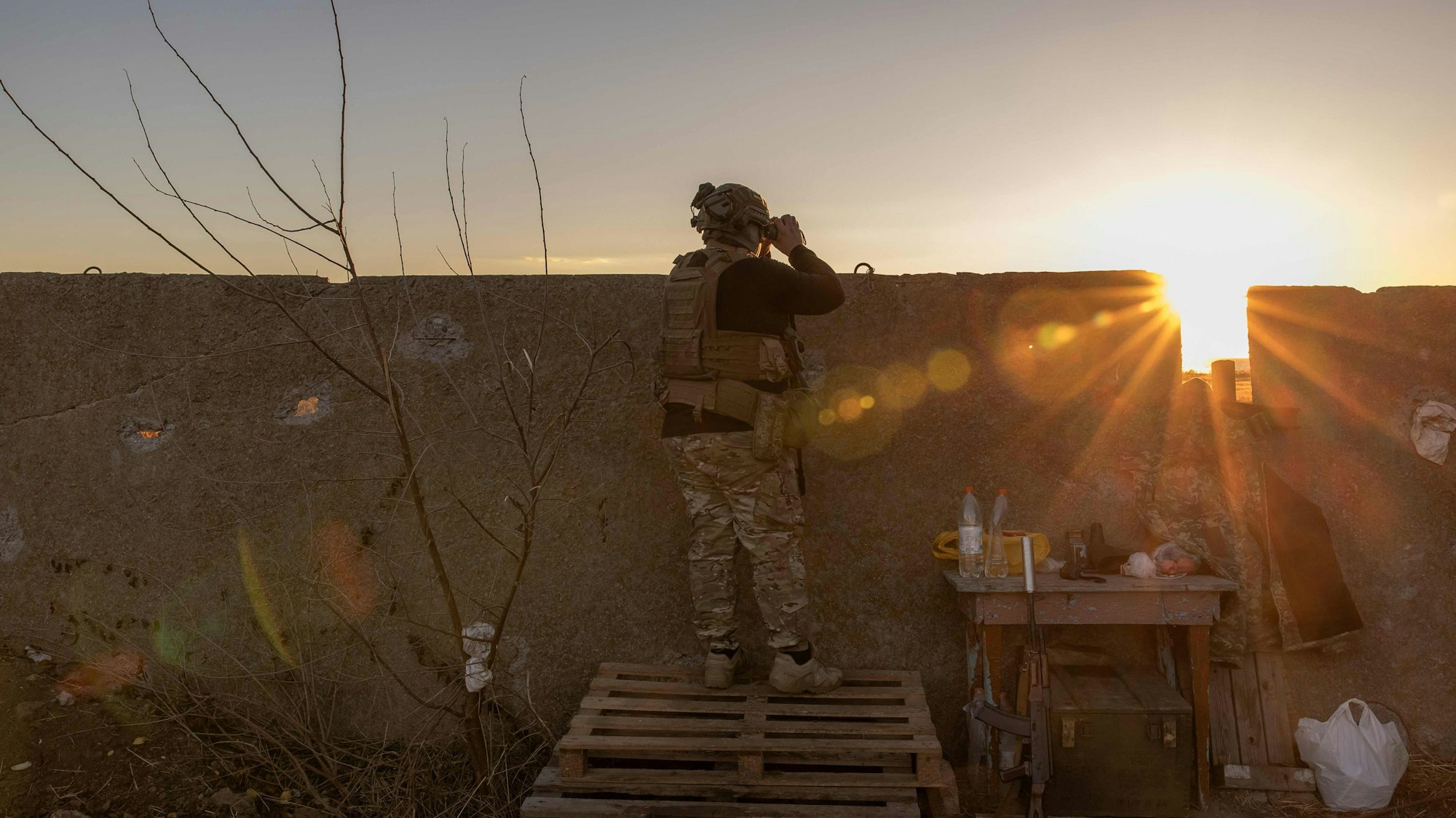 Ein ukrainischer Soldat beobachtet das Flussufer am Dnipro. Zuletzt sind der Ukraine in der Region Cherson militärische Vorstöße gelungen. (Archivbild)