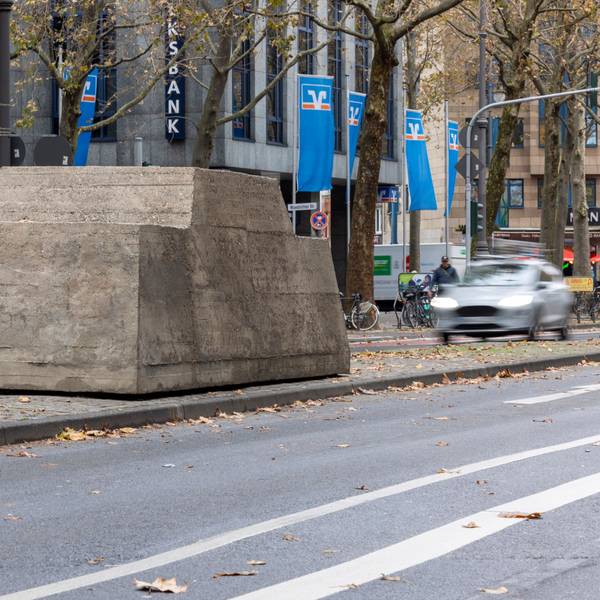 Frisch restauriert: Wolf Vostells Aktionsplastik „Ruhender Verkehr“ von 1969 steht seit 1989 am Hohenzollernring.