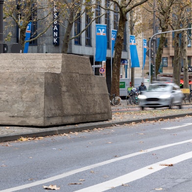 Frisch restauriert: Wolf Vostells Aktionsplastik „Ruhender Verkehr“ von 1969 steht seit 1989 am Hohenzollernring.