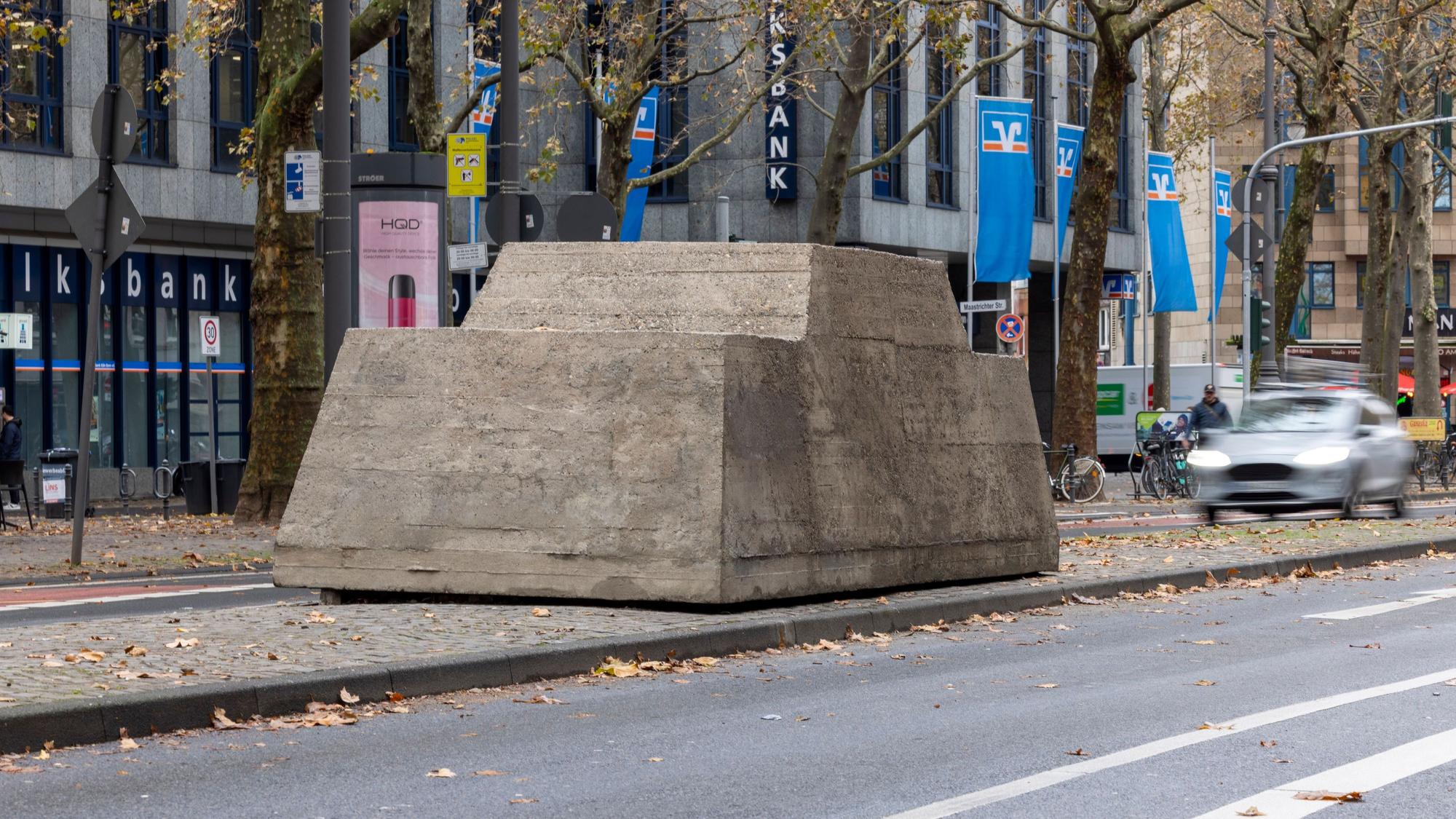 Frisch restauriert: Wolf Vostells Aktionsplastik „Ruhender Verkehr“ von 1969 steht seit 1989 am Hohenzollernring.