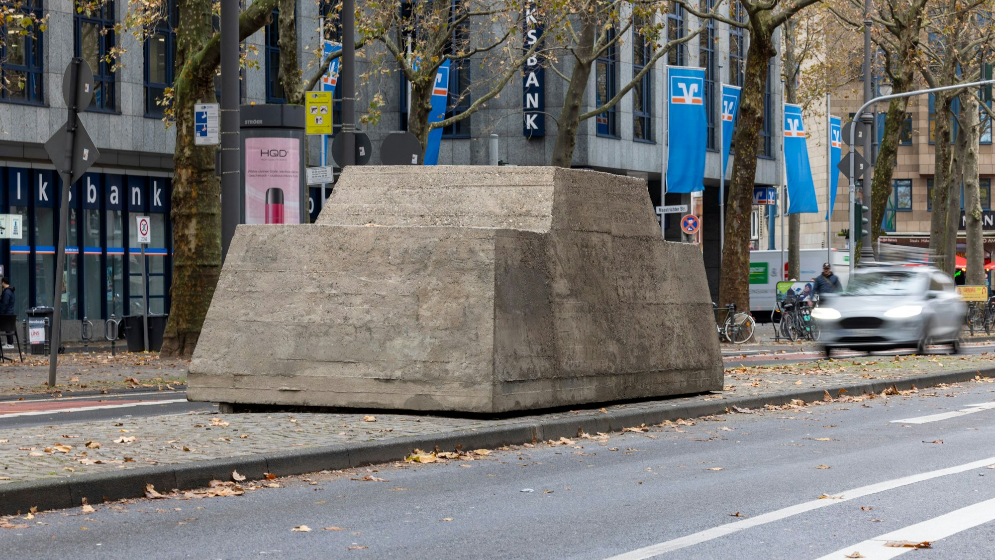 Frisch restauriert: Wolf Vostells Aktionsplastik „Ruhender Verkehr“ von 1969 steht seit 1989 am Hohenzollernring.