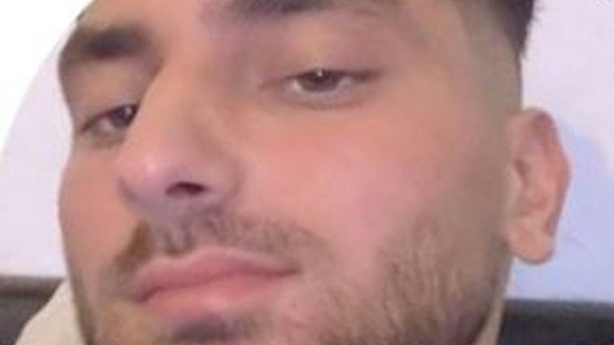 Ein junger Mann auf einem Fahndungsfoto der Polizei.