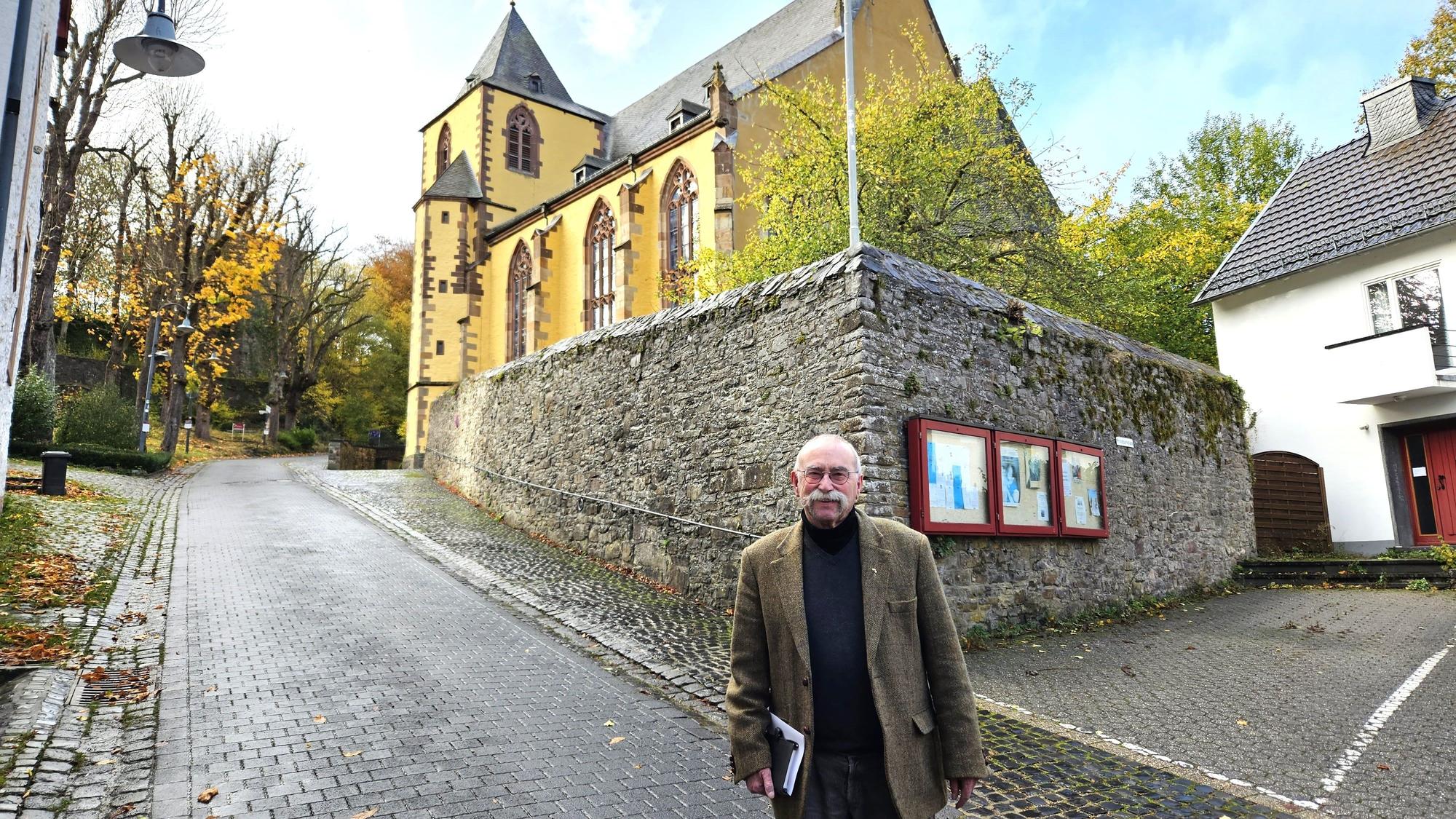 Pfarrer Philipp Cuck aus Schleiden steht vor der Schlosskirche