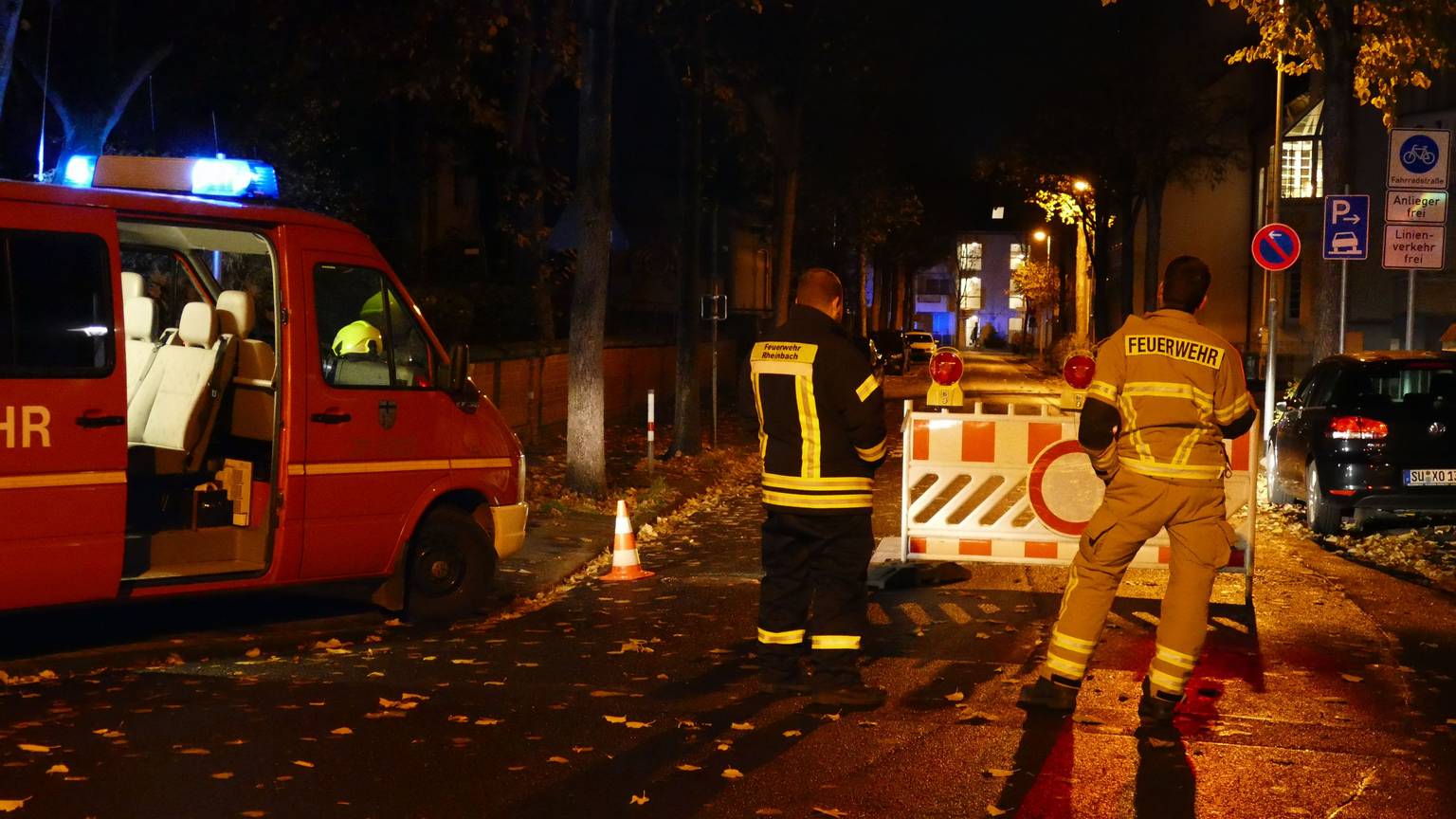 Polizeibeamte stehen vor dem Rheinbacher Rathaus, in dem sich die Verantwortlichen der Stadt beraten.