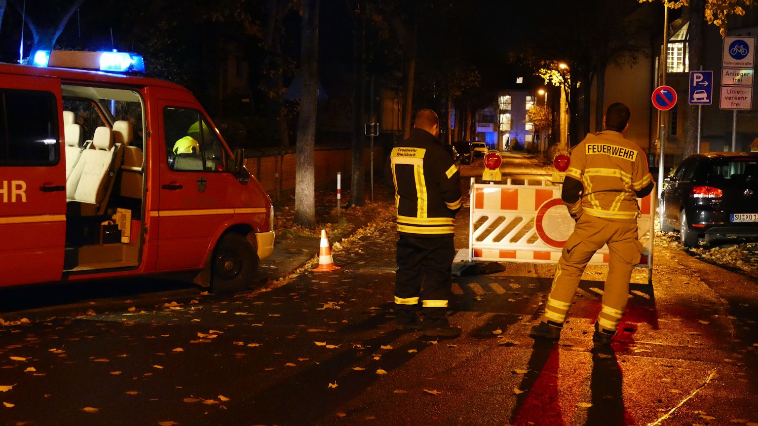 Polizeibeamte stehen vor dem Rheinbacher Rathaus, in dem sich die Verantwortlichen der Stadt beraten.