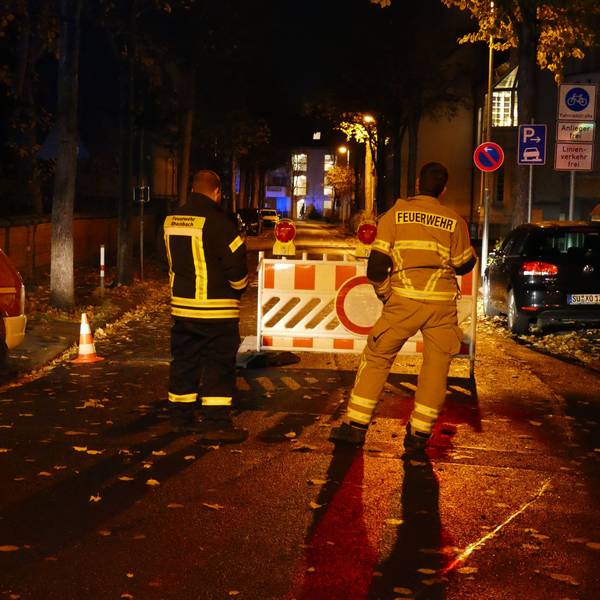 Polizeibeamte stehen vor dem Rheinbacher Rathaus, in dem sich die Verantwortlichen der Stadt beraten.