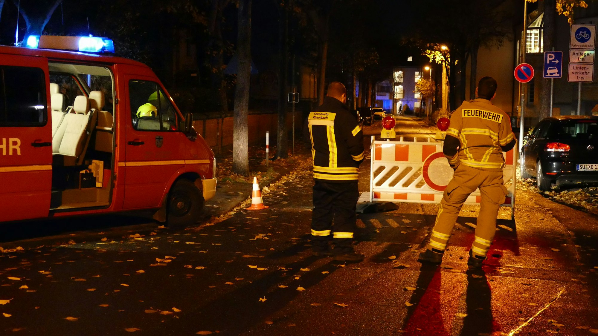 Polizeibeamte stehen vor dem Rheinbacher Rathaus, in dem sich die Verantwortlichen der Stadt beraten.