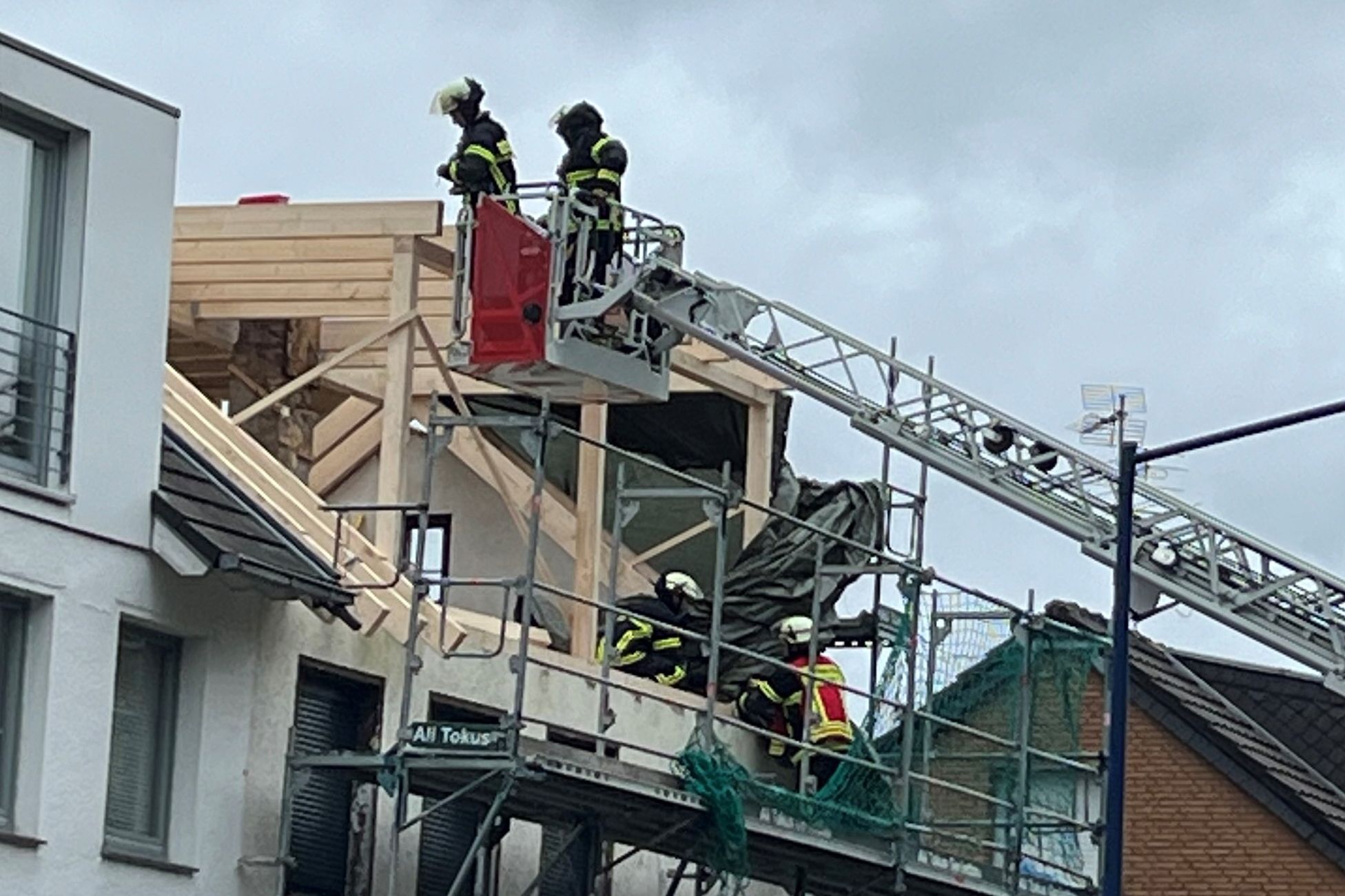 Das Bild zeigt mehrere Feuerwehrmänner in einem Rohbau.