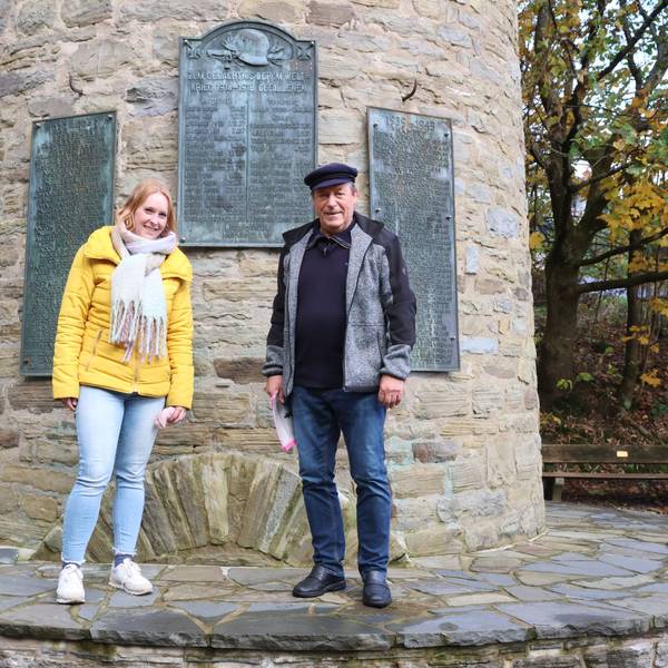 Vor dem Ehrenmal in Wildbergerhütte stehen Natascha Leienbach und Hans-Günter Weidenbrücher.
