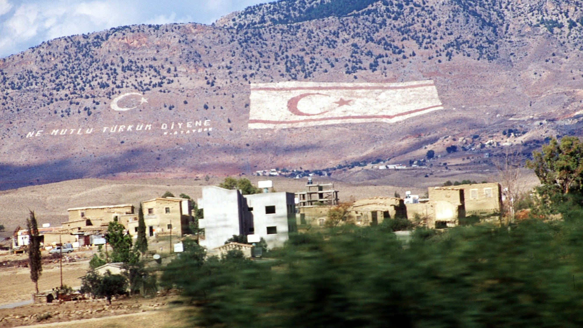 Auf den Fels gemalt - patriotische Bekenntnisse zur türkischen Republik Nord-Zypern.