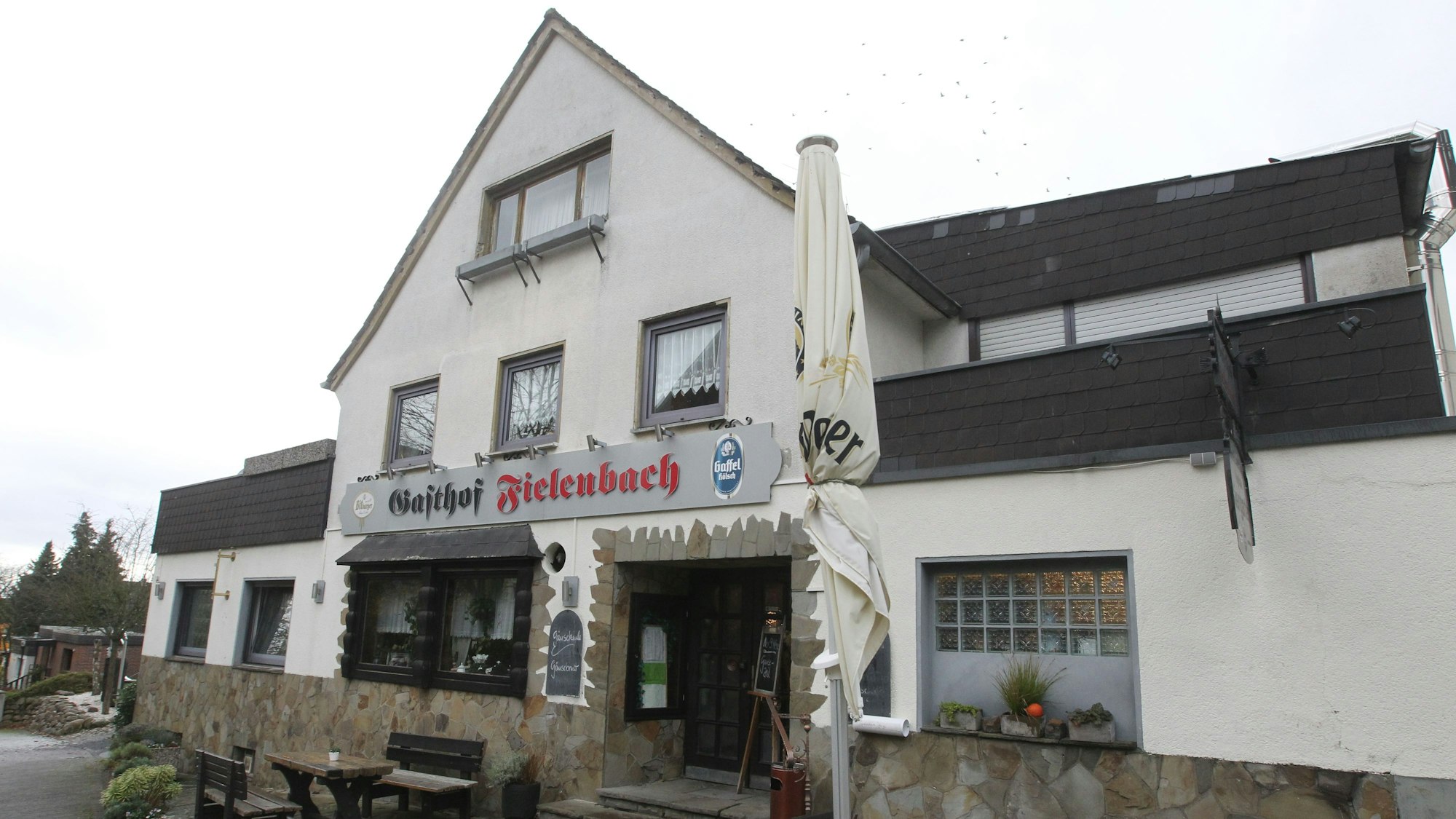 Die Außenansicht einer Dorfkneipe.