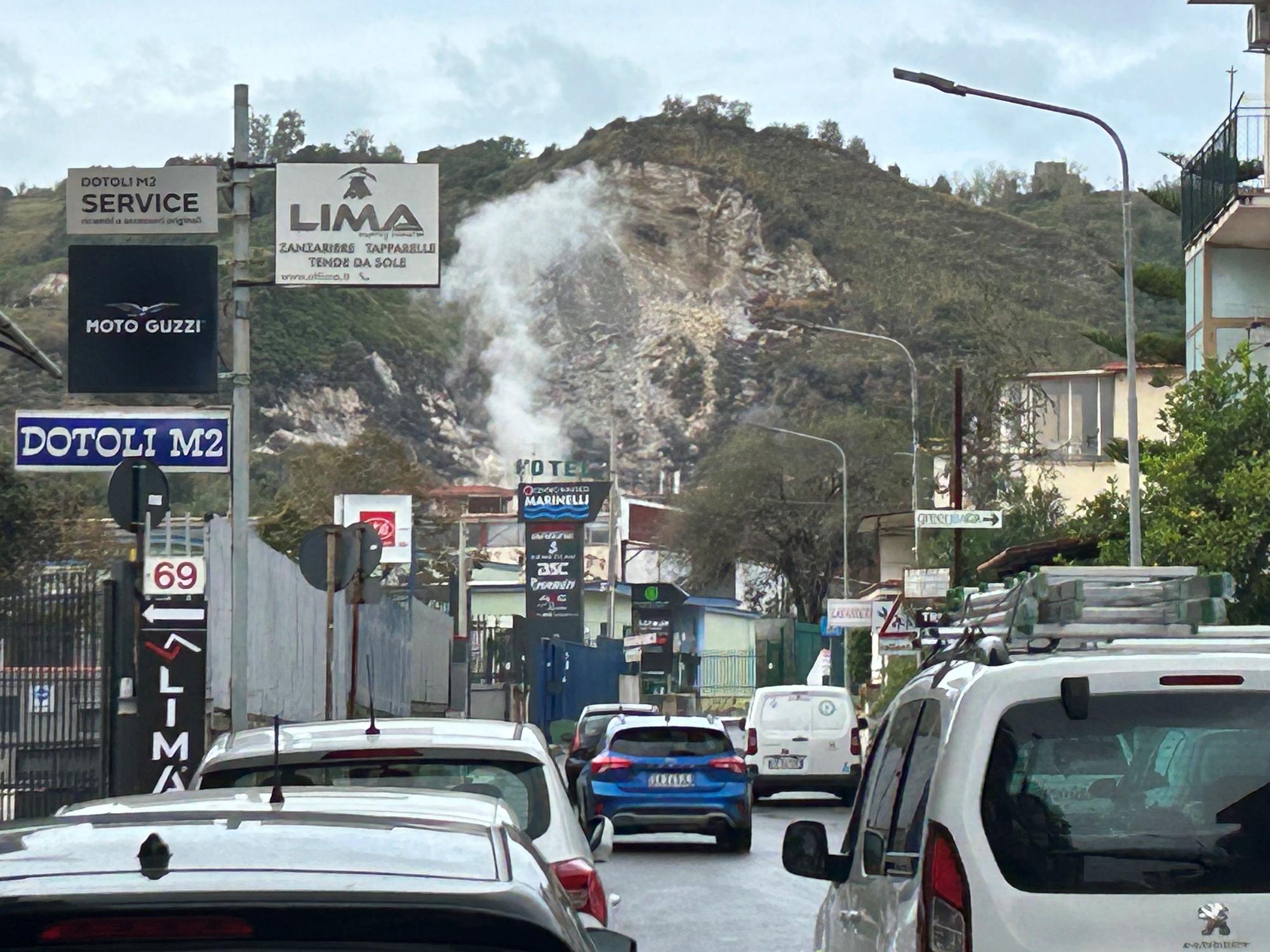 Die Stadt Pozzuoli im Westen der italienischen Millionenmetropole Neapel.