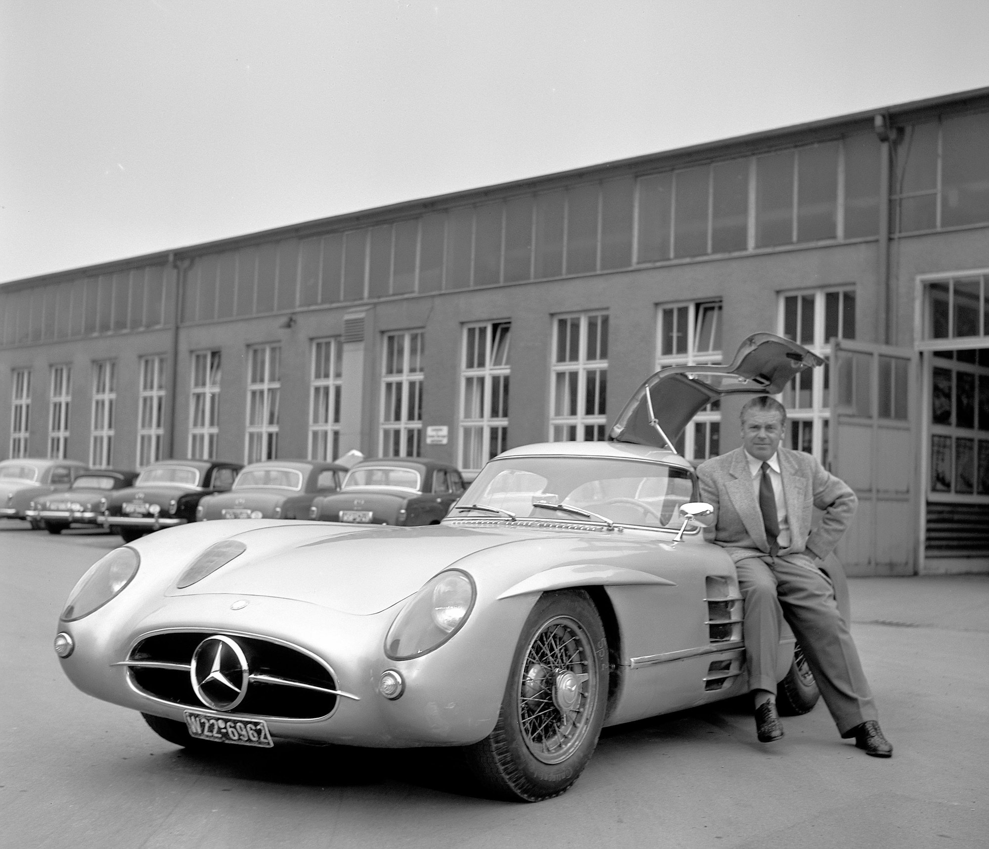 Das Motiv zeigt eines der beiden 300 SLR Uhlenhaut Coupés zusammen mit dem Erfinder Rudolf Uhlenhaut (Aufnahmedatum unbekannt). Der Autobauer Mercedes-Benz hatte eines von laut Unternehmen nur zwei Exemplaren des 300 SLR Uhlenhaut-Coupés für 135 Millionen Euro versteigert.