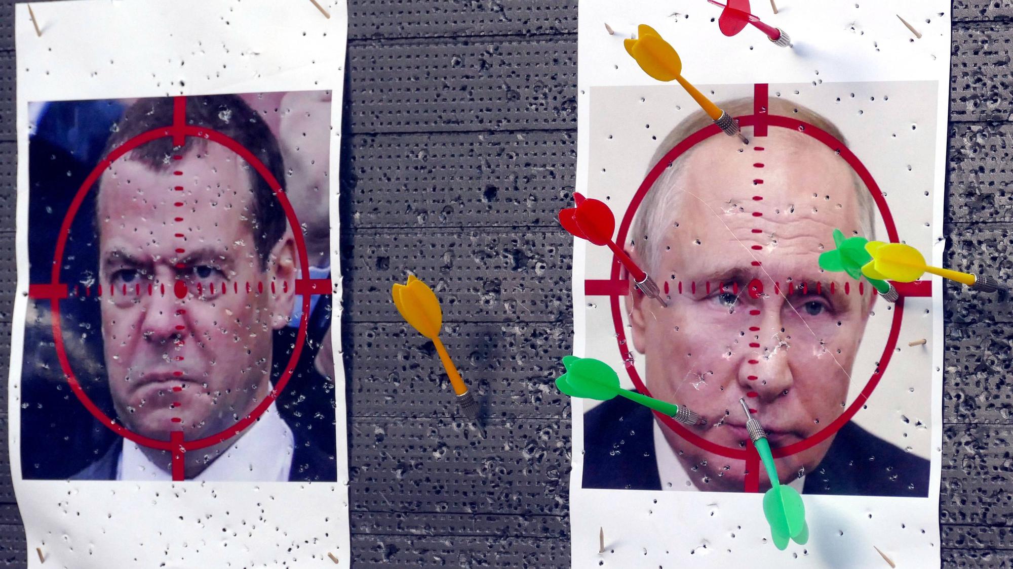 Zielscheiben mit den Porträts von Dmitri Medwedew und Wladimir Putin hängen in der ukrainischen Stadt Odessa an einer Wand. (Archivbild)