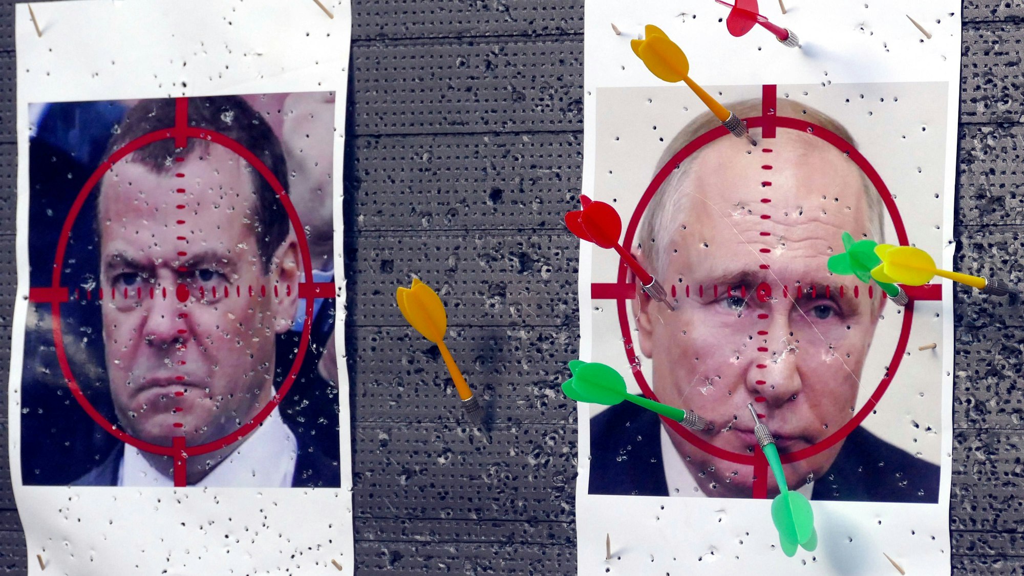 Zielscheiben mit den Porträts von Dmitri Medwedew und Wladimir Putin hängen in der ukrainischen Stadt Odessa an einer Wand. (Archivbild)