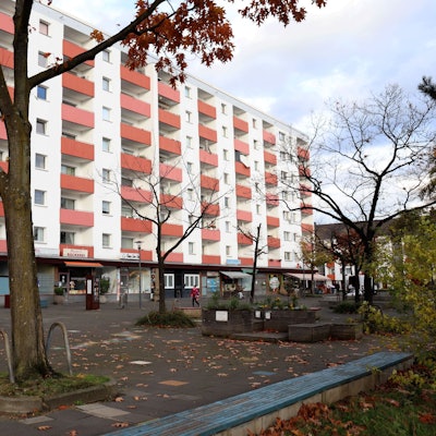 Vor einem Hochhaus mit roten Balkonen liegt der Picco-Platz.