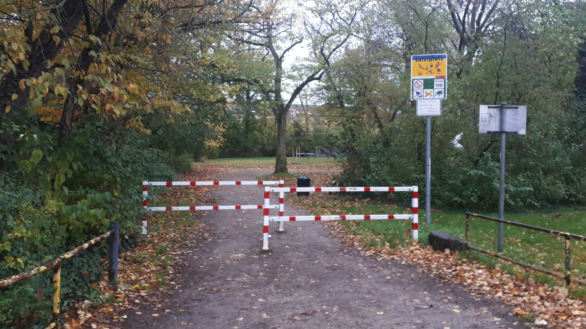 Zwei rot-weiße Gitter stehen an der Park.