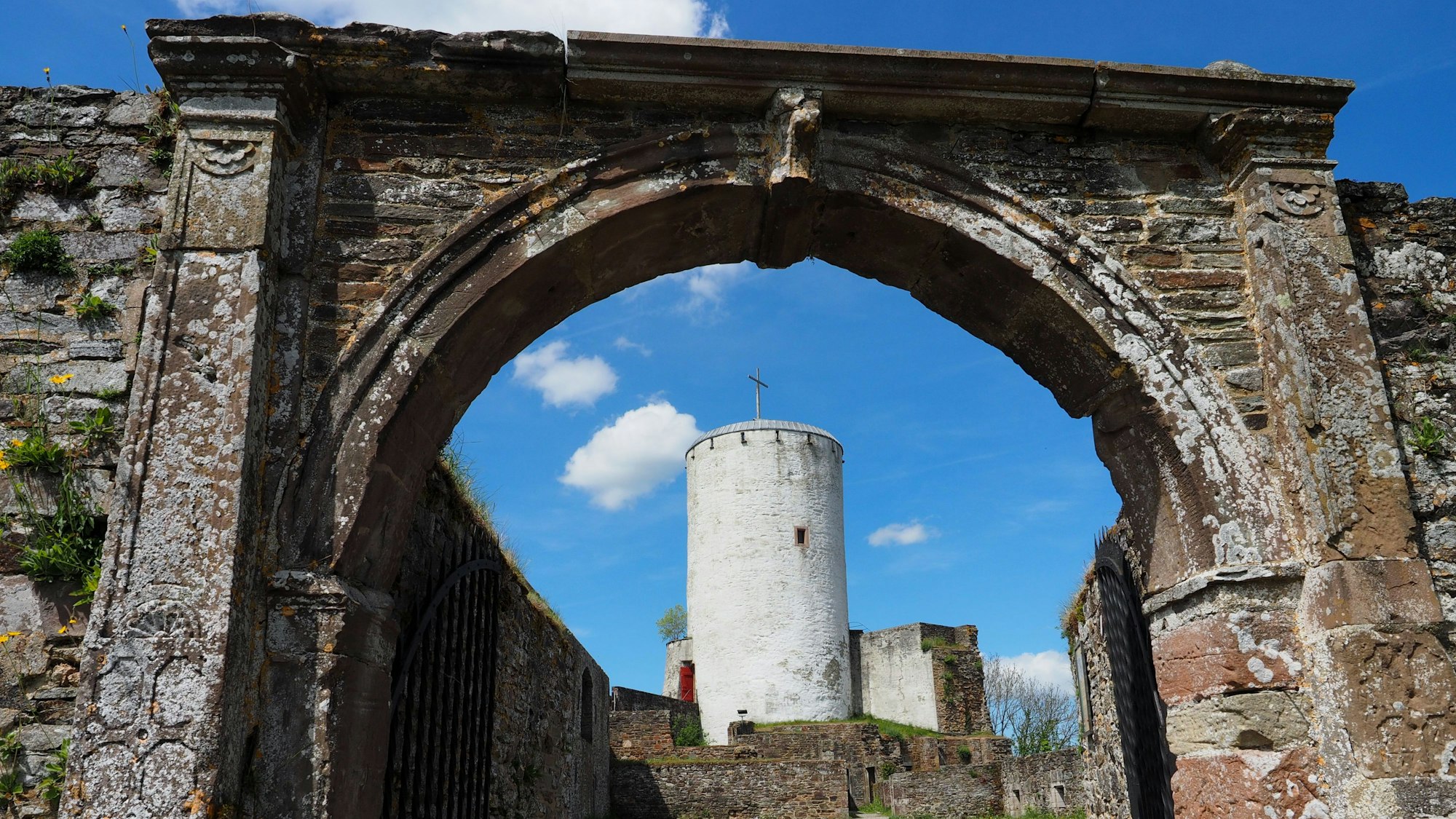 Vorburg und Bergfried in Reifferscheid