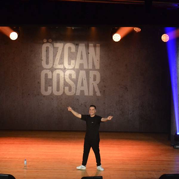 Comedian Özcan Cosar auf der Bühne des Euskirchener Stadttheaters.