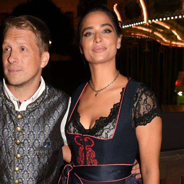 Der Comedian Oliver Pocher und seine Frau Amira feiern beim Almauftrieb" vor dem Käfer-Zelt auf dem Oktoberfest.