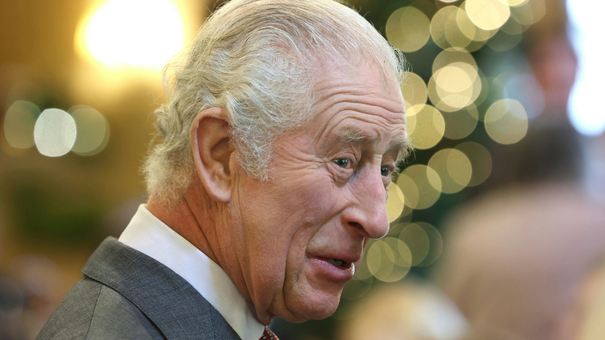 König Charles III. lächelt während seiner Feier in Highgrove Gardens in Tetbury am Vorabend seines 75. Geburtstages.