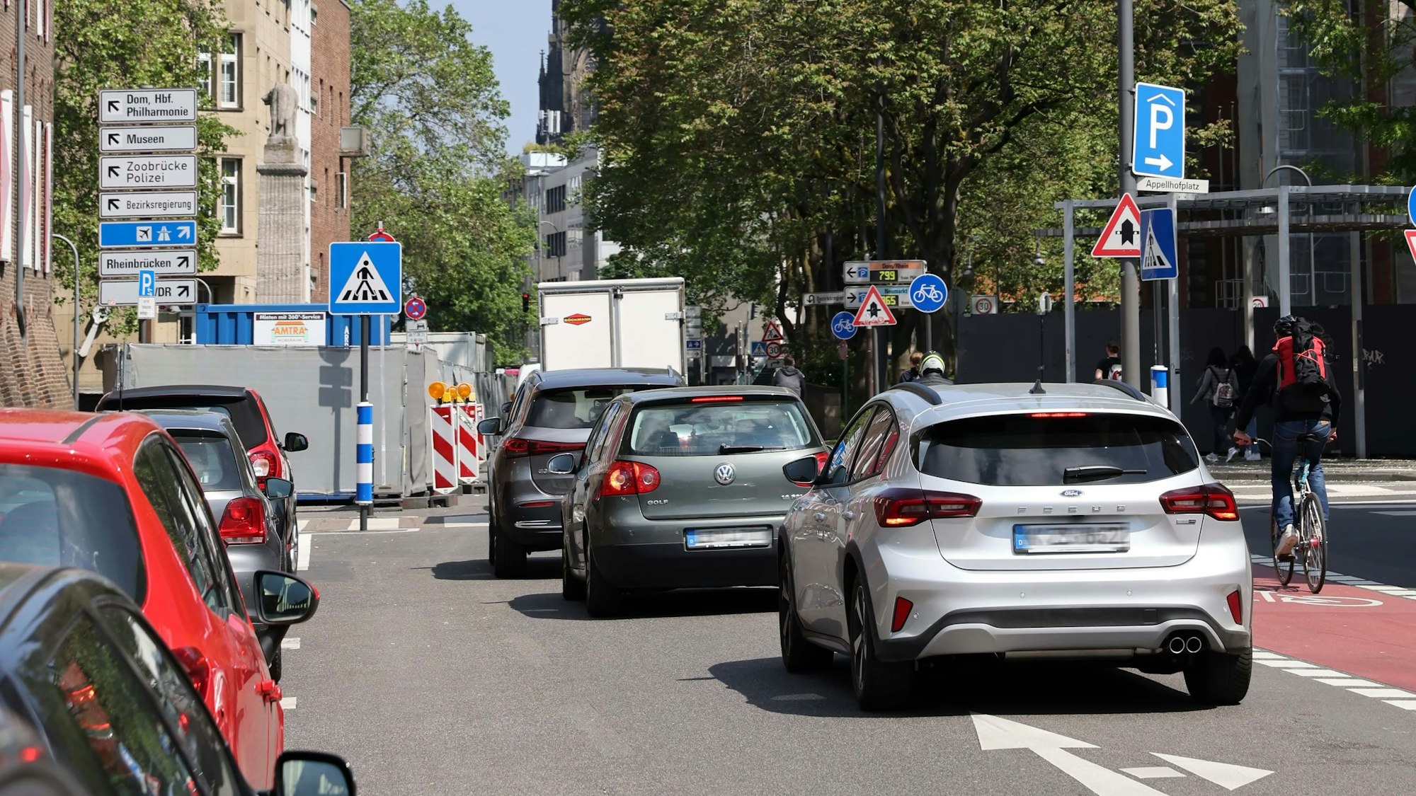 Köln, RSK, Stau an An der Burgmauer, ausgelöst durch die Baustelle am WDR