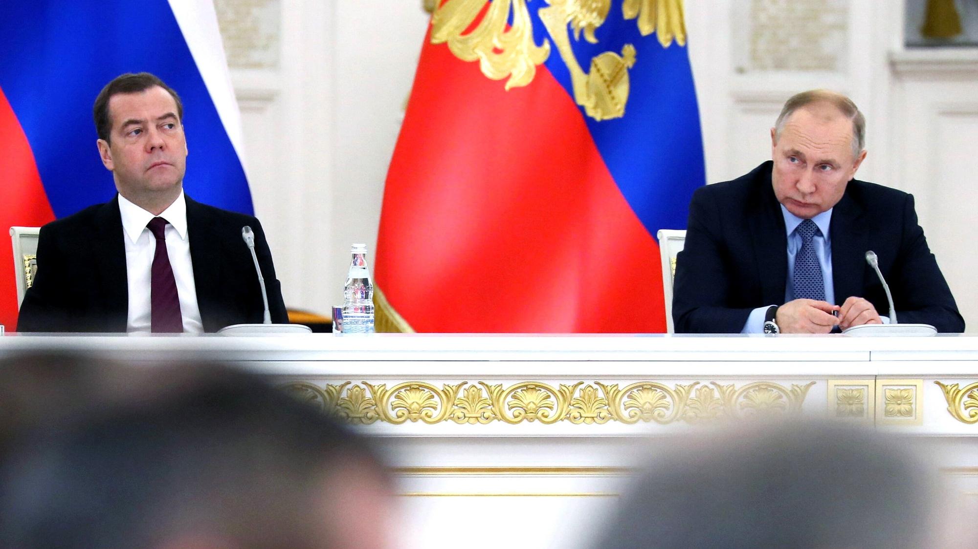 Der Vizechef des russischen Sicherheitsrats, Dmitri Medwedew (l.) zusammen mit Kremlchef Wladimit Putin. Medwedew hat der Ukraine das Existenzrecht abgesprochen. Der Kreml will an seinen Kriegszielen festhalten. (Archivbild)