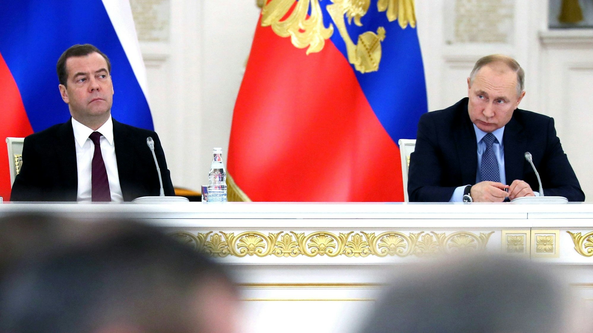 Der Vizechef des russischen Sicherheitsrats, Dmitri Medwedew (l.) zusammen mit Kremlchef Wladimit Putin. Medwedew hat der Ukraine das Existenzrecht abgesprochen. Der Kreml will an seinen Kriegszielen festhalten. (Archivbild)