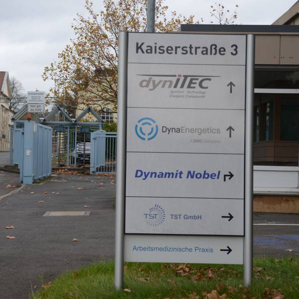 Blick auf den Eingangsbereich zu einem Firmengelände.