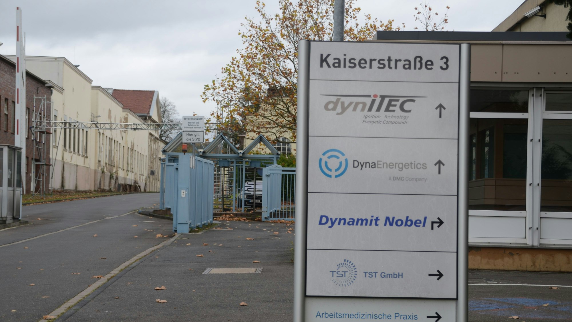 Blick auf den Eingangsbereich zu einem Firmengelände.