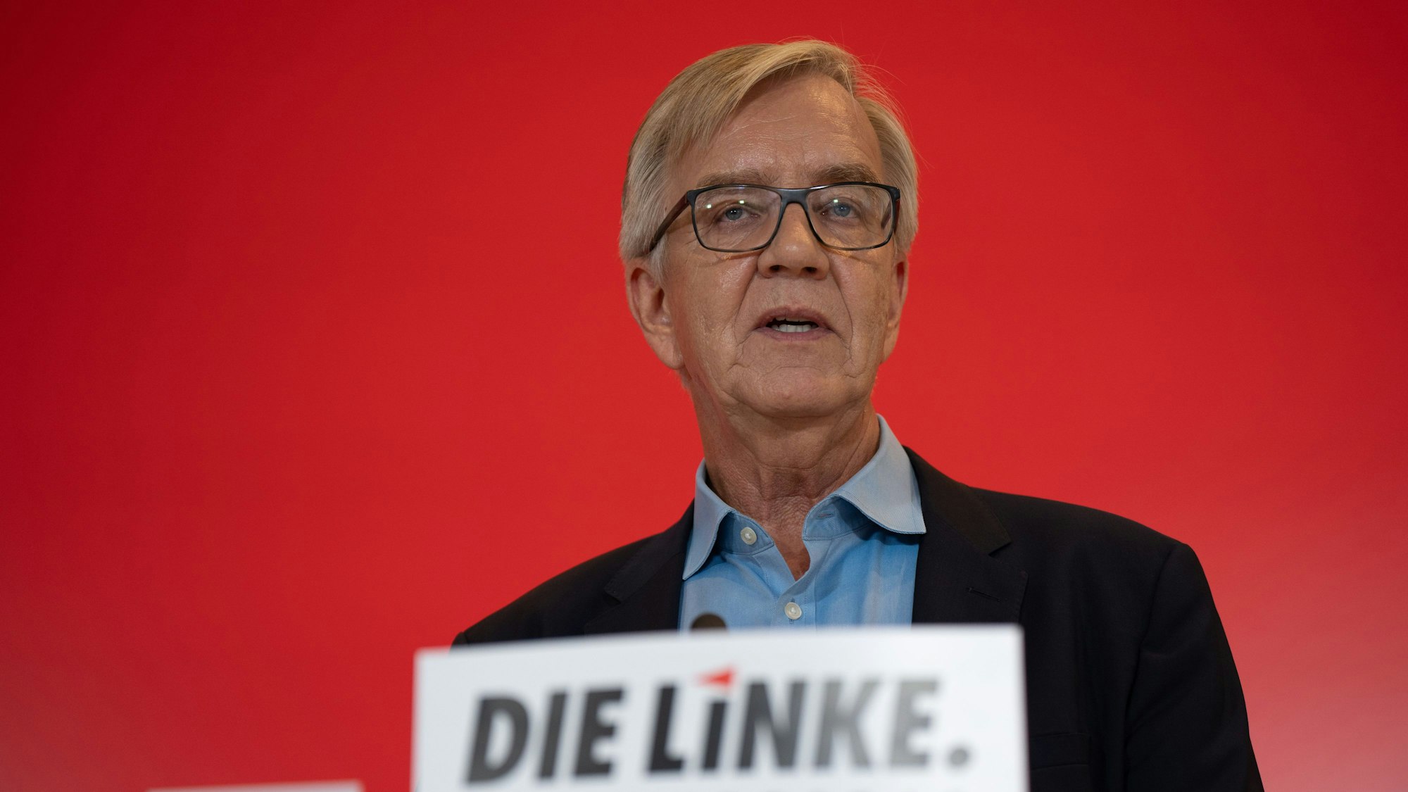 14.11.2023, Berlin: Dietmar Bartsch, Fraktionsvorsitzender der Partei Die Linke, spricht bei einem Pressestatement vor Beginn der Fraktionssitzung der Linken im Bundestag. In der Sitzung will ·Die Linke· über ihre Auflösung als Fraktion beraten. Foto: Michael Kappeler/dpa +++ dpa-Bildfunk +++