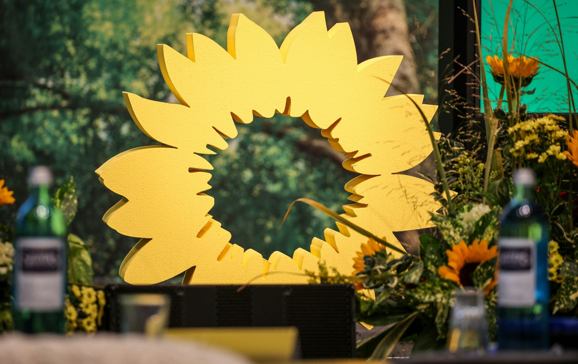 Ein Sonnenblumenlogo steht vor Beginn der Landesdelegiertenkonferenz von Bündnis 90/Die Grünen Niedersachsen auf der Bühne (Symbolbild)