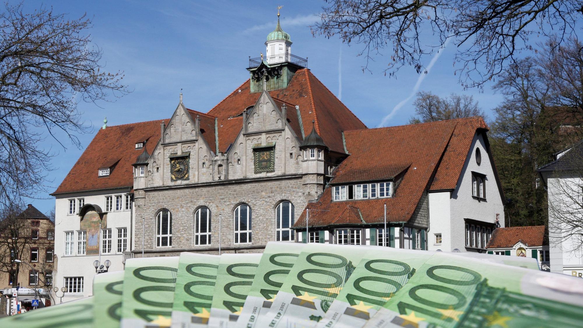 Geldscheine vor dem Gladbacher Rathaus.