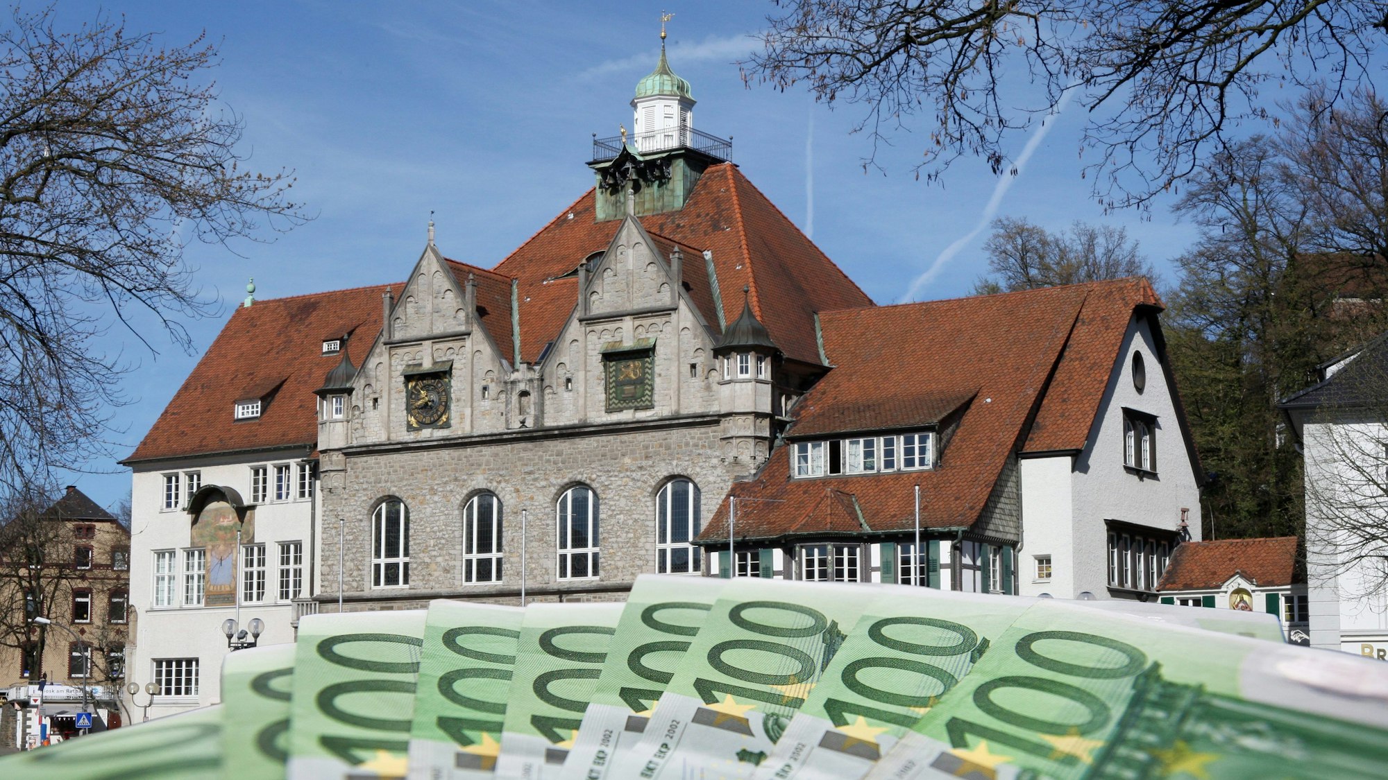 Geldscheine vor dem Gladbacher Rathaus.