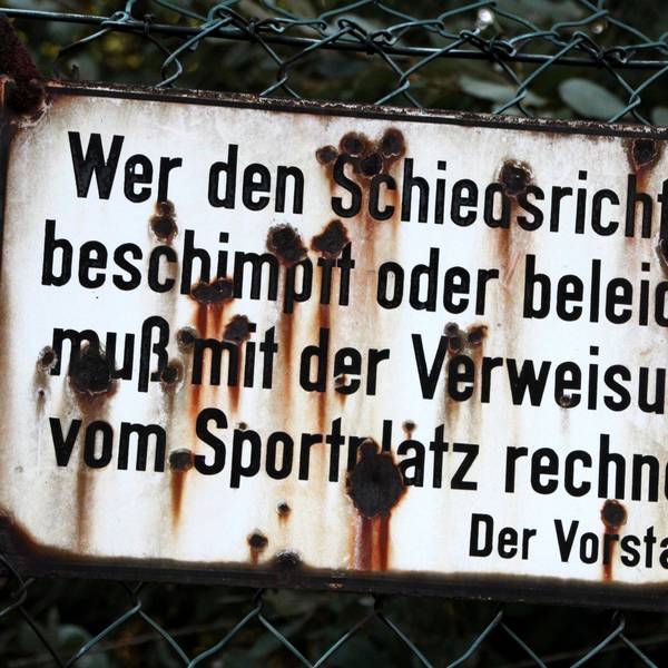 Ein verwittertes Schild, auf dem steht: „Wer den Schiedsrichter beschimpft oder beleidigt muß mit der Verweisung vom Sportplatz rechnen.“