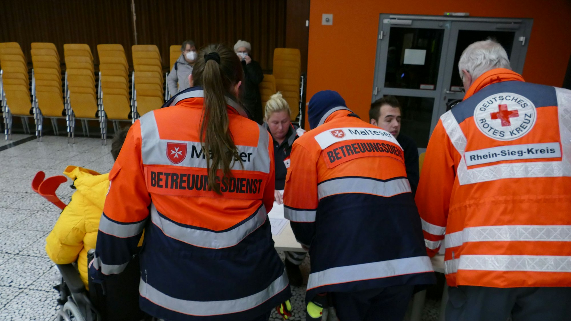 Mitarbeiter und Mitarbeiterinnen vom Malter Hilfsdienst und dem Deutschen Roten Kreuz bringen Anwohner in eine Sammelstelle.