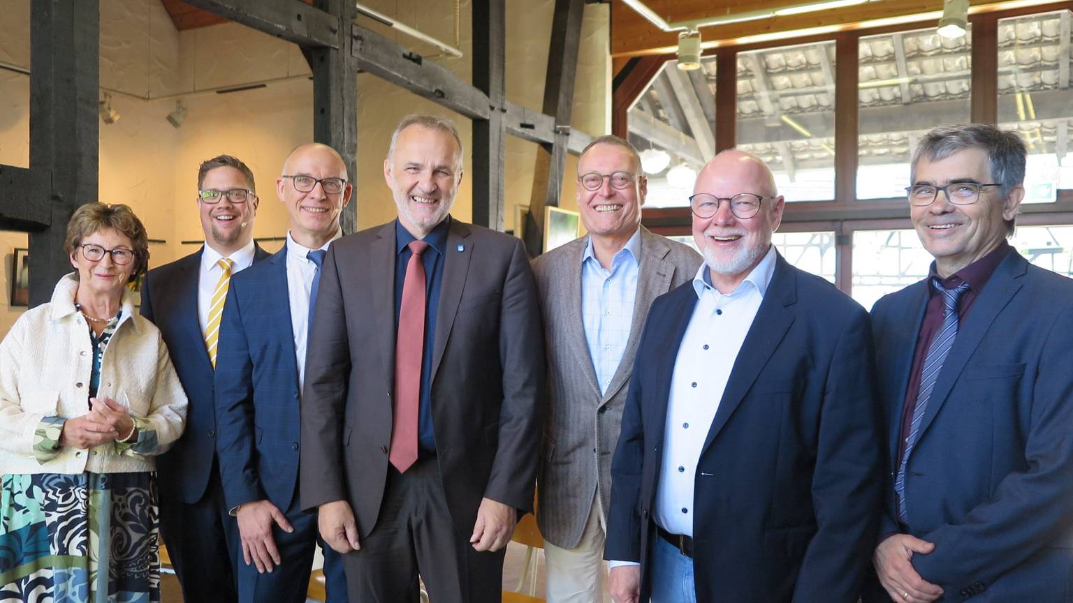 10 Jahre enewa: (v.l.) Altbürgermeisterin Renate Offergeld, Beigeordneter Swen Christian, enewa-Geschäftsführer Kai Birkner, Bürgermeister Jörg Schmidt, STAWAG-Vorstand Dr. Christian Becker, Ehrenbürgermeister Theo Hüffel und enewa-Geschäftsführer Volker