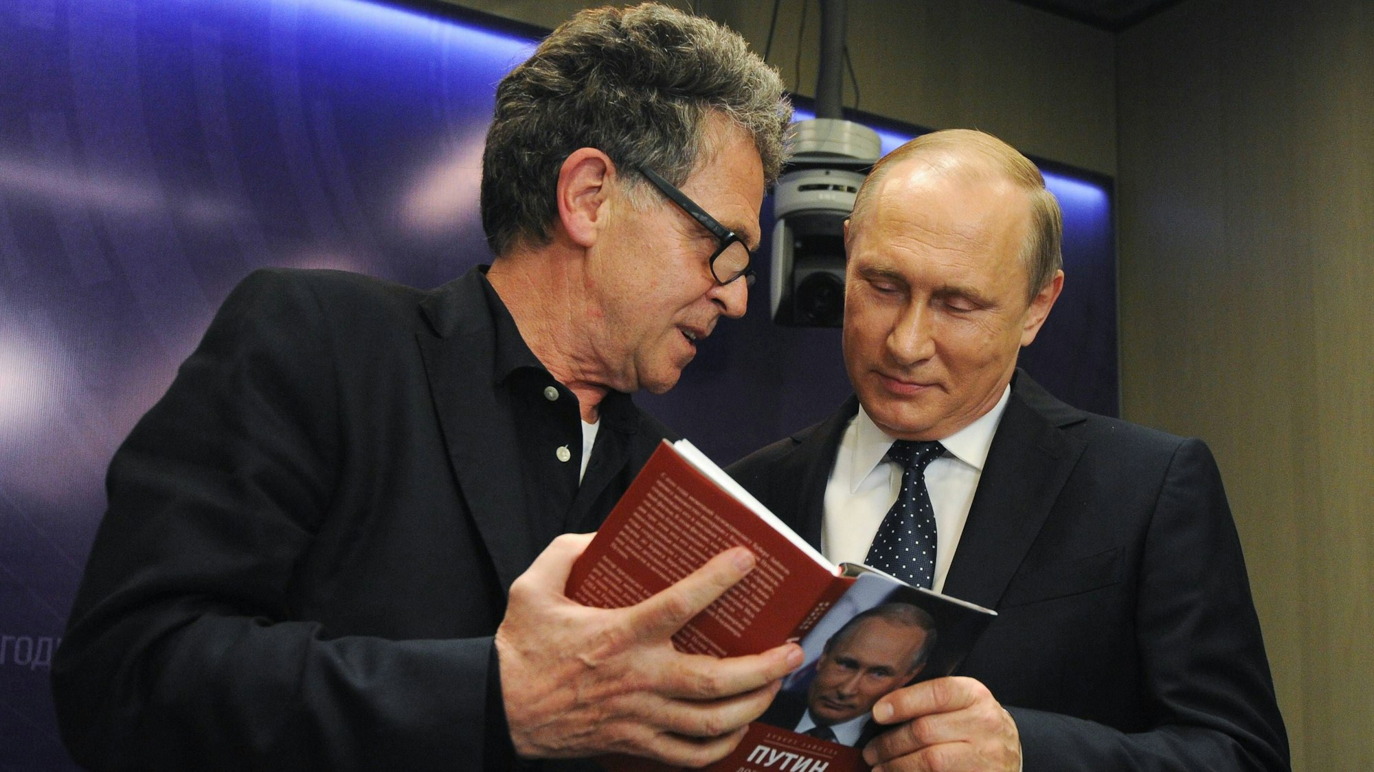 Wladimir Putin und Schriftsteller Hubert Seipel sprechen beim Moskau-Besuch des Journalisten 2016 gut gelaunt über dessen Putin-Biografie. (Archivbild)