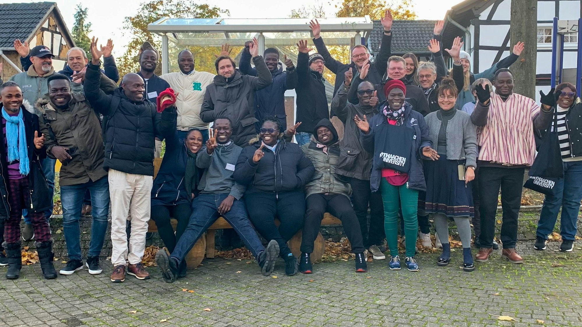 Das Bild zeigt die Delegation aus Aachen und Ghana auf dem Dorfplatz.
